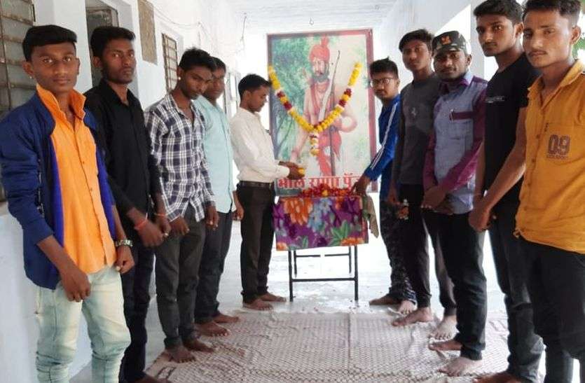 जयंती पर राणा पूंजा के कृतित्व को किया नमन जयंती पर राणा पूंजा के कृतित्व को किया नमन