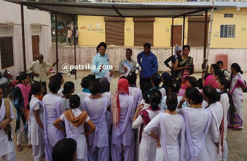 चिकित्सा शिविर के बावजूद छाण गांव में नहीं थम रहा अज्ञात बीमारी का प्रकोप चिकित्सा शिविर के बावजूद छाण गांव में नहीं थम रहा अज्ञात बीमारी का प्रकोप