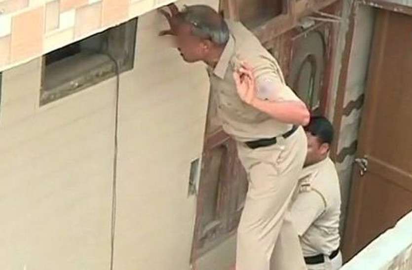 बेटी से मिलने ससुराल गए थे पति-पत्नी, 2 दिन बाद लौटे तो घर का नजारा देख रह गए सन्न, पहुंच गई पुलिस... बेटी से मिलने ससुराल गए थे पति-पत्नी, 2 दिन बाद लौटे तो घर का नजारा देख रह गए सन्न, पहुंच गई पुलिस...