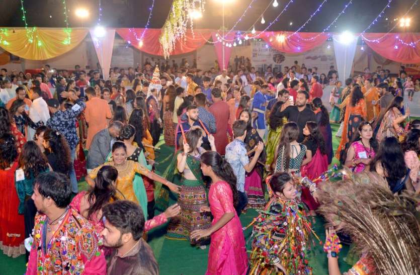 Dandiya Festival organized by Rajasthan Patrika kota and Pan Bahar गरबा की धुन में रम गया मन, देर तक खड़काए डांडिया