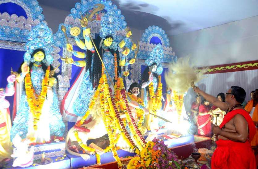 maha navami-2019 and maa siddhidatri puja muhurat दुर्गा पूजा: अष्टमी पर मंदिरों में उमड़ी भक्तों की भीड़, महानवमी आज...जानें शुभ मुहूर्त