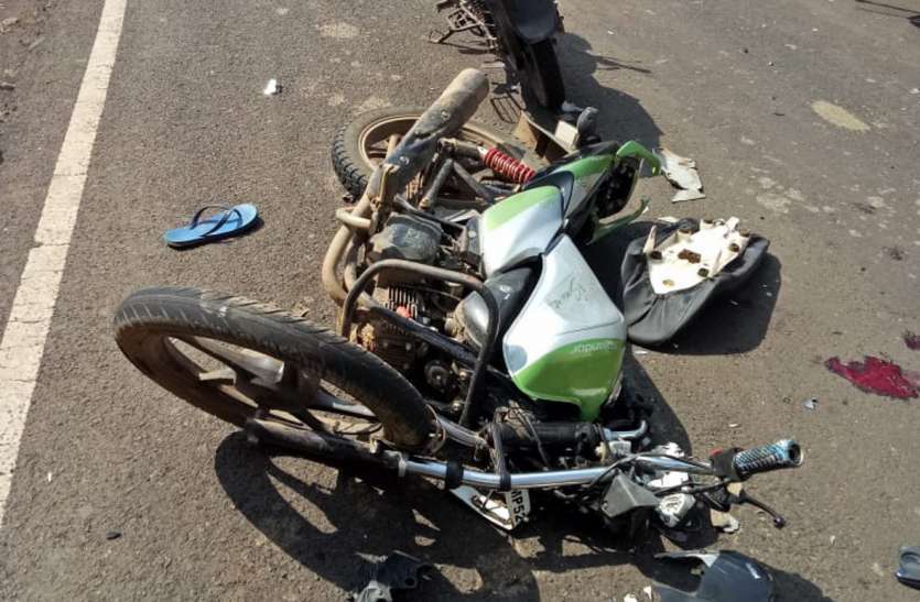 Five injured in motorcycle collision मोटर साइकिलों की टक्कर में पांच घायल
