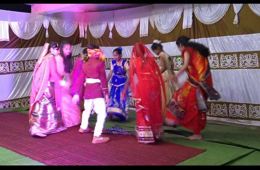 Audience visits in children's dance बच्चों के नृत्य में झूमे दर्शक