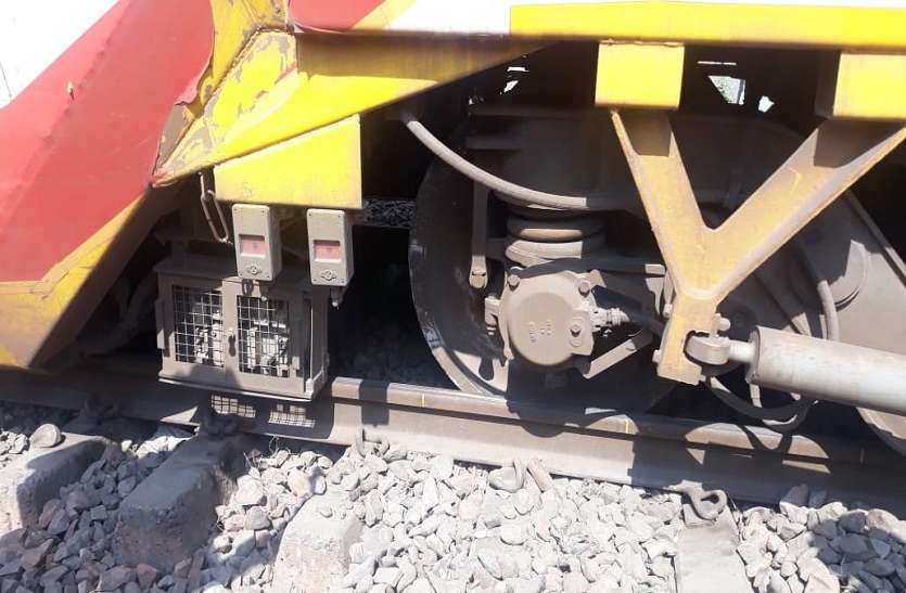 double_dekar_train.jpg Big Breaking: 24 घंटे में दूसरा बड़ा रेल हादसा, लखनऊ से आनन्द-बिहार आ रही डबल डेकर ट्रेन हुई डिरेल