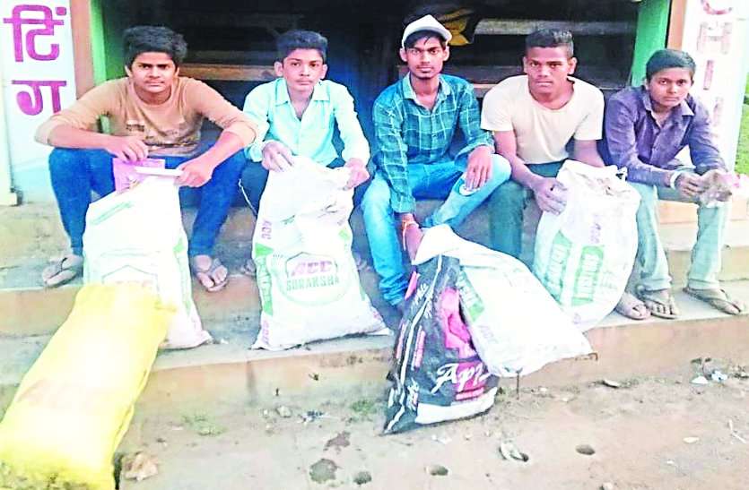 ये है सड़कों पर झिल्ली बीनने वाले यूथ का अनोखा गु्रप, बाइक और मोबाइल छोड़कर हर रोज करते हैं देश के लिए श्रमदान ये है सड़कों पर झिल्ली बीनने वाले यूथ का अनोखा गु्रप, बाइक और मोबाइल छोड़कर हर रोज करते हैं देश के लिए श्रमदान