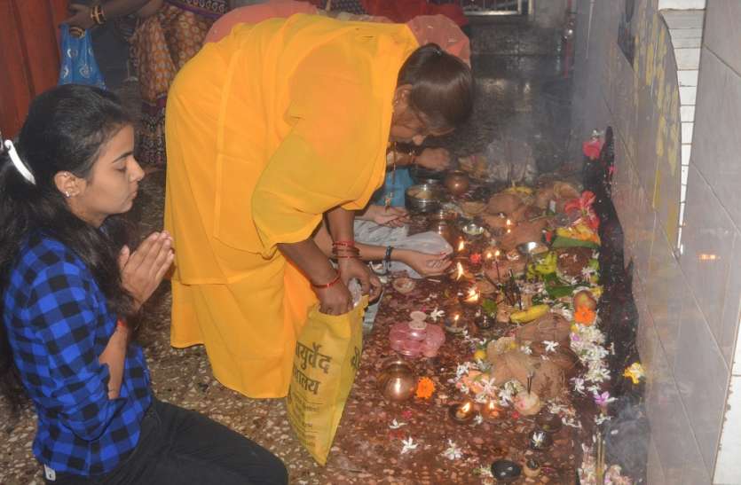 मातारानी को अठवाई चढ़ा किया कन्या पूजन मातारानी को अठवाई चढ़ा किया कन्या पूजन