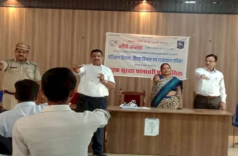 Children are astonished, such are the rules of road safety बच्चे हुए चकित, एेसे भी होते है सड़क सुरक्षा के कायदे कानून