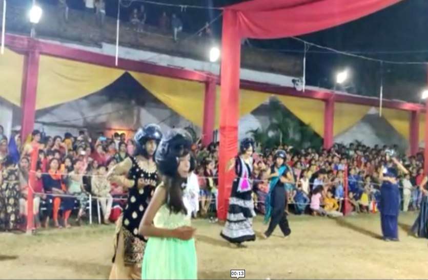 young couple perform garba in datia with wearing helmet नवरात्रि 2019 : हेलमेट पहन युवक-युवतियों ने किया गरबा, ट्रैफिक नियमों की दी जानकारी, देखें वीडियो