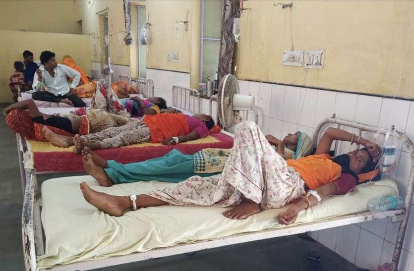50 हजार की आबादी वाले शहर में 28 वर्षो से 50 बेड का अस्पताल, एक बेड पर दो-मरीजों का उपचार 50 हजार की आबादी वाले शहर में 28 वर्षो से 50 बेड का अस्पताल, एक बेड पर दो-मरीजों का उपचार