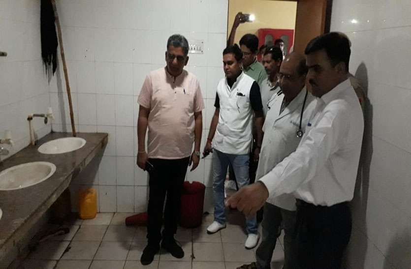 अस्पताल में गंदगी देख बोले कलक्टर, उफ! ये गंदगी... तत्काल साफ कराओ अस्पताल में गंदगी देख बोले कलक्टर, उफ! ये गंदगी... तत्काल साफ कराओ