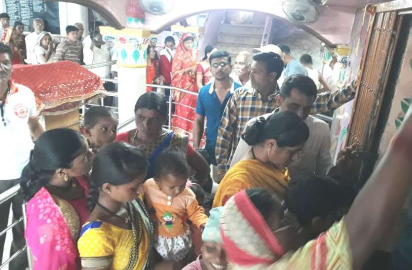 ichchhadevi mata mandir iichchapur durga mandir दुर्गाजी के इस मंदिर में लगी सबसे लंबी कतार, आए दो लाख भक्त