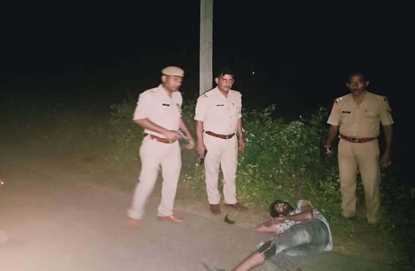 लूट कर भाग रहे बदमाशों से पुलिस की मुठभेड़, दो बदमाशों समेत पुलिसकर्मी घायल लूट कर भाग रहे बदमाशों से पुलिस की मुठभेड़, दो बदमाशों समेत पुलिसकर्मी घायल