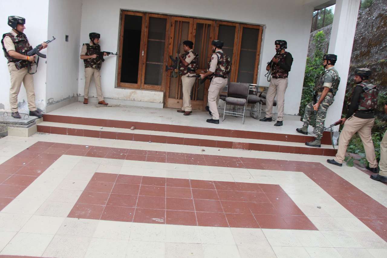 गोलियों की आवाज सुन लगा आतंकी हमला है... फिर जान में आई जान