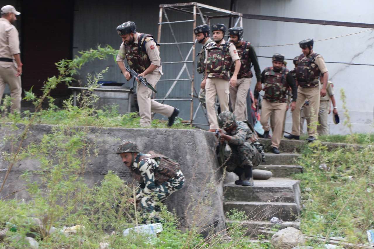 गोलियों की आवाज सुन लगा आतंकी हमला है... फिर जान में आई जान