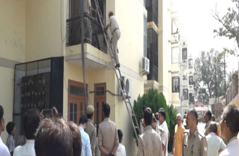 इस्कॉन मंदिर के सामने केशव कुंज अपार्टमेंट में लगी आग इस्कॉन मंदिर के सामने केशव कुंज अपार्टमेंट में लगी आग