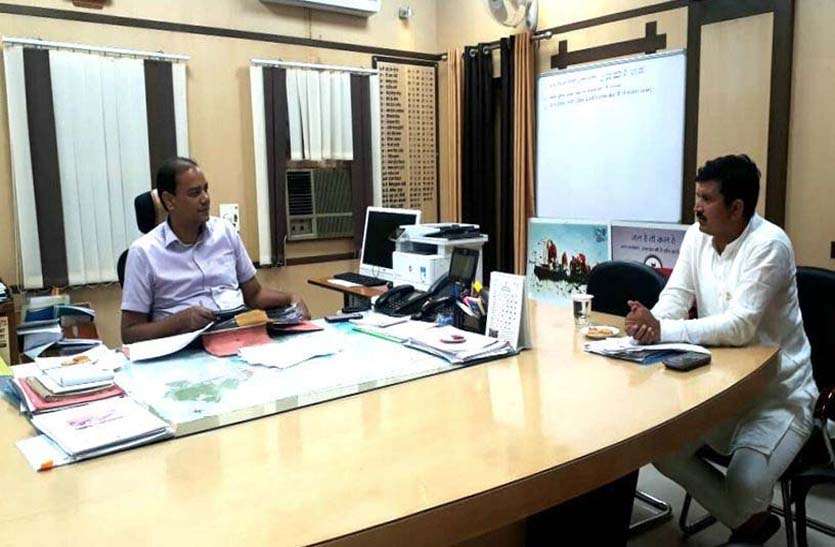 किसानों की मेहनत पर पानी फिर गया, मुआवजा दिया जाए किसानों की मेहनत पर पानी फिर गया, मुआवजा दिया जाए
