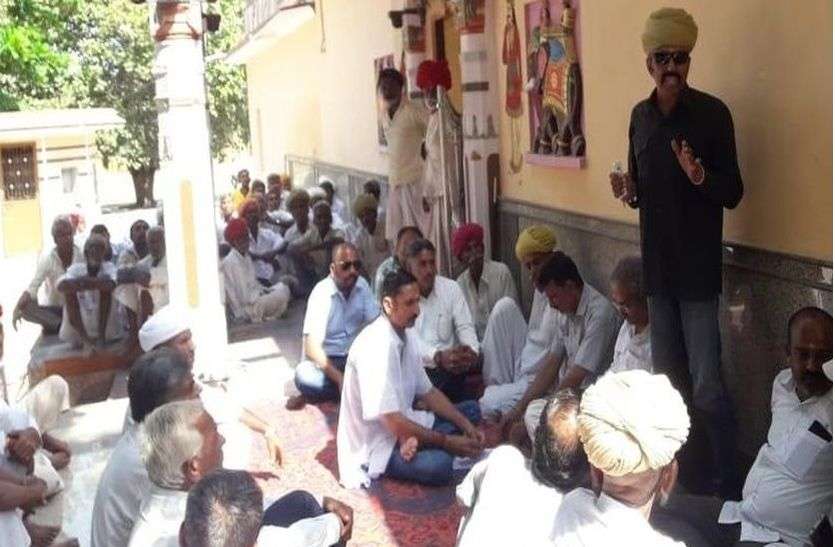 किसानों ने मांगी चार पाण, सिंचाई के लिए चाहिए पानी किसानों ने मांगी चार पाण, सिंचाई के लिए चाहिए पानी