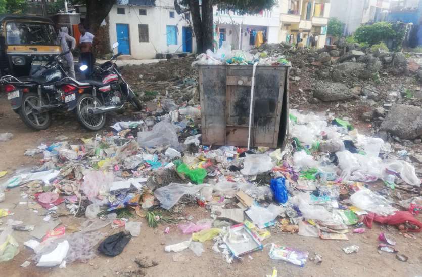 Garbage vessels could not rise due to lift failure लिफ्ट खराब होने से कचरा पात्र नही उठ सके