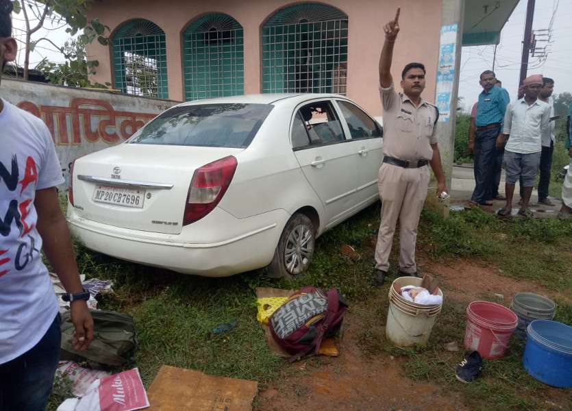 Breaking News: Family के साथ घर लौट रहे जज की कार मंदिर से जा टकराई, लग गई आग, 6 घायल, पत्नी-बेटी समेत 4 की हालत गंभीर