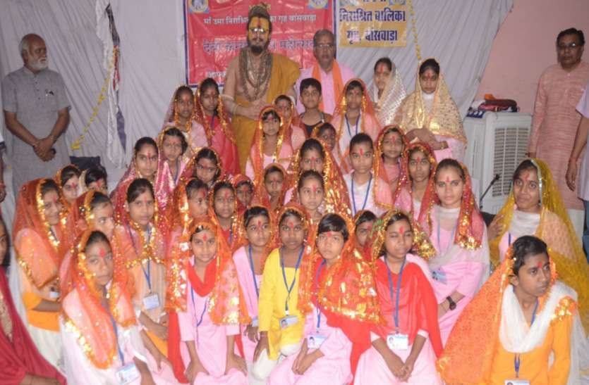 दुर्गाष्टमी : 44 कन्याओं के धोए पैर, किया पूजन, नवाया शीश दुर्गाष्टमी : 44 कन्याओं के धोए पैर, किया पूजन, नवाया शीश
