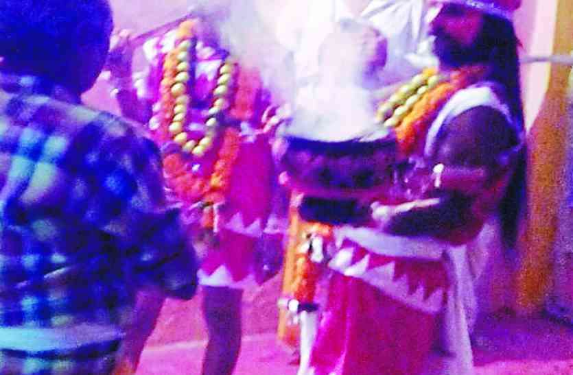 महाअष्टमी आज: आधी रात तीन देवी मंदिरों से निकलेगी खप्पर, देश में सिर्फ यहां कायम है ये परंपरा महाअष्टमी आज: आधी रात तीन देवी मंदिरों से निकलेगी खप्पर, देश में सिर्फ यहां कायम है ये परंपरा