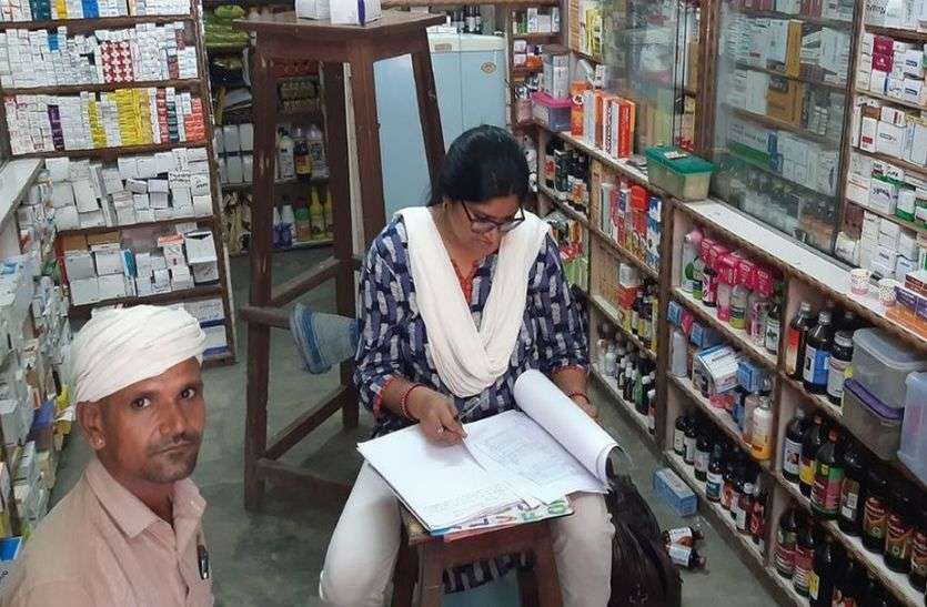 शहर के चौधरी धर्मशाला स्थित मेडिकल पर कार्यवाही की बजाय खानापूर्ति करती जिला औषधी अधिकारी जिस दुकान से बरामद हुई हजारों नशीली दवाएं, तीन दिन बाद वहां पहुंची औषधि नियंत्रण अधिकारी ने ये कहा...