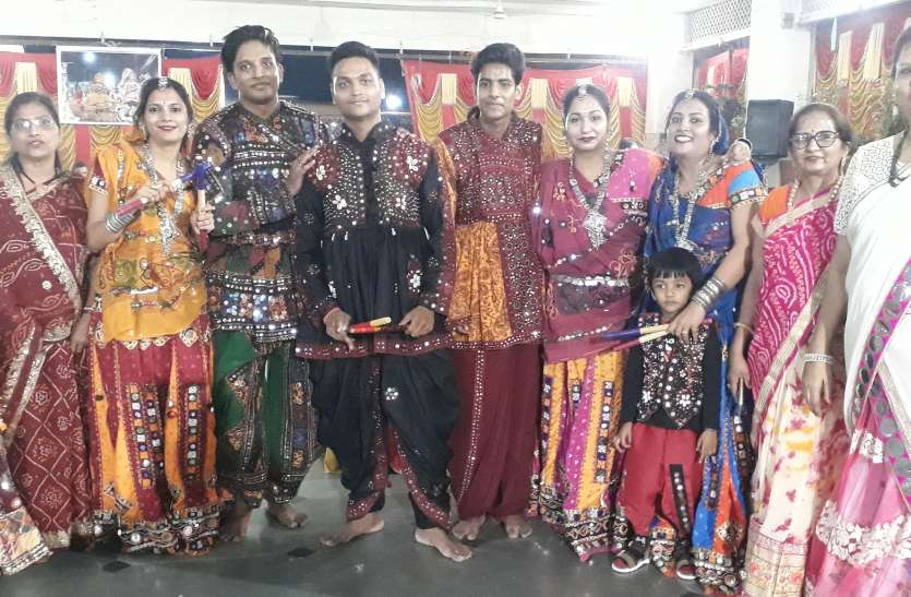 रात तक गरबा में थिरके समाज जन रात तक गरबा में थिरके समाज जन