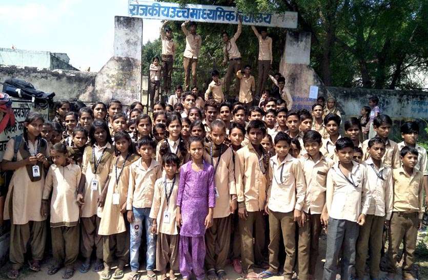 Transfer of teachers धुवाकलां में विद्यालय के तालाबंदी, बाजार बंद करा लगाया जाम