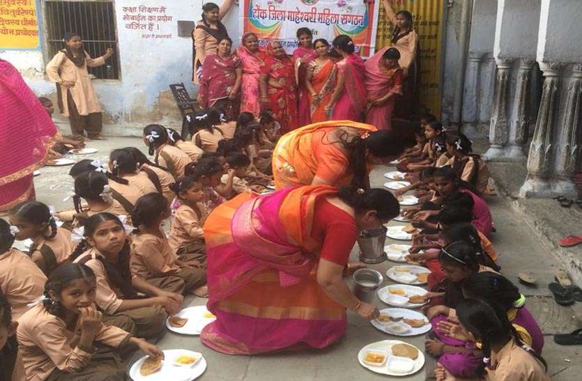 Worshiping girls नवरात्र के उपलक्ष्य में कन्याओं का पूजन कर भोजन कराया