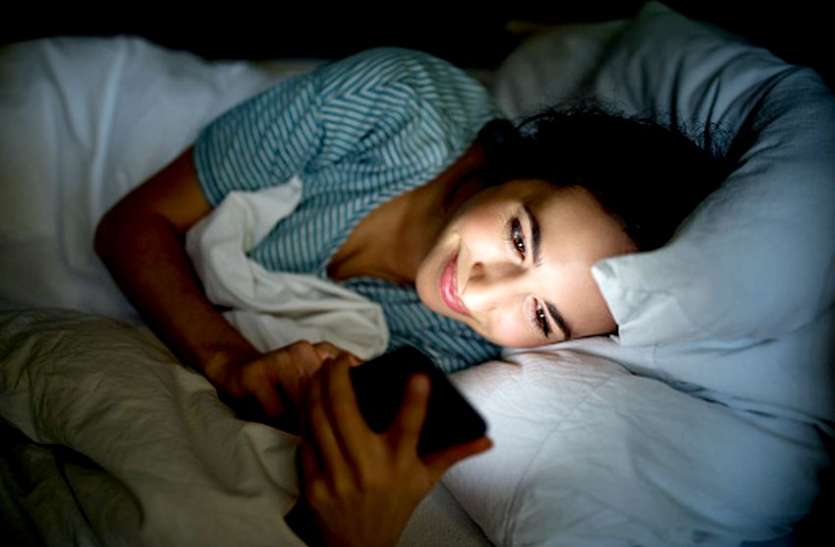 smart phone सावधान! क्या आप घंटों मोबाइल स्क्रीन पर बिताते हैं?