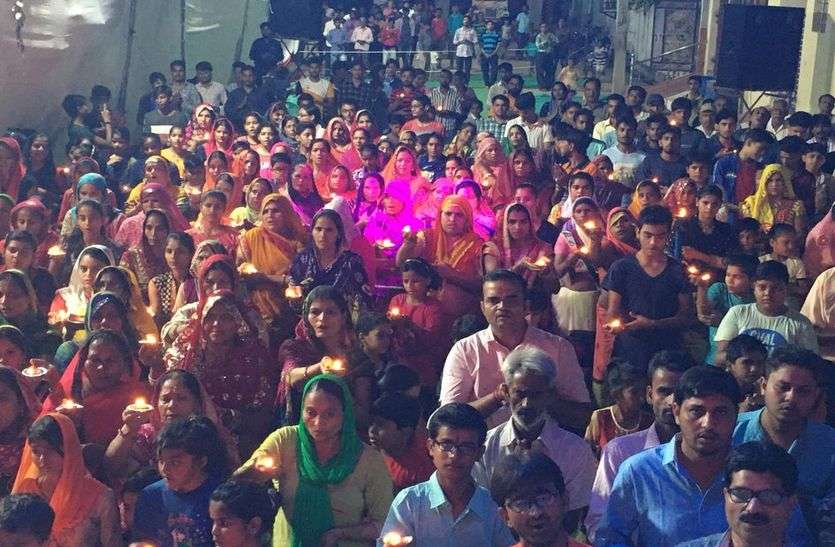 महा आरती में उमड़े श्रद्धालु महा आरती में उमड़े श्रद्धालु