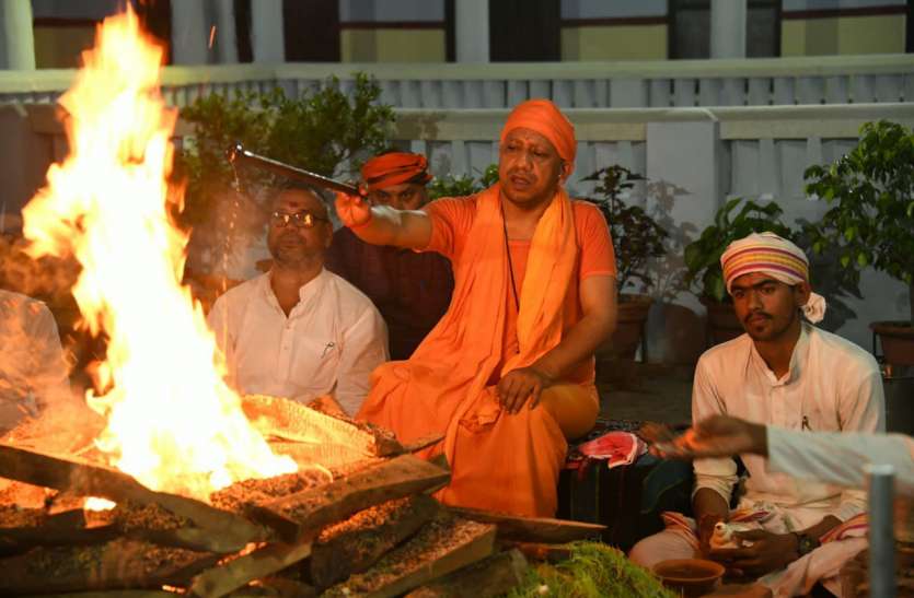 Navratri Puja in Gorakhnath Mandir गोरक्षपीठाधीश्वर ने हवन के बाद रात में किया महानिशा पूजा Navratri Puja in Gorakhnath Mandir गोरक्षपीठाधीश्वर ने हवन के बाद रात में किया महानिशा पूजा