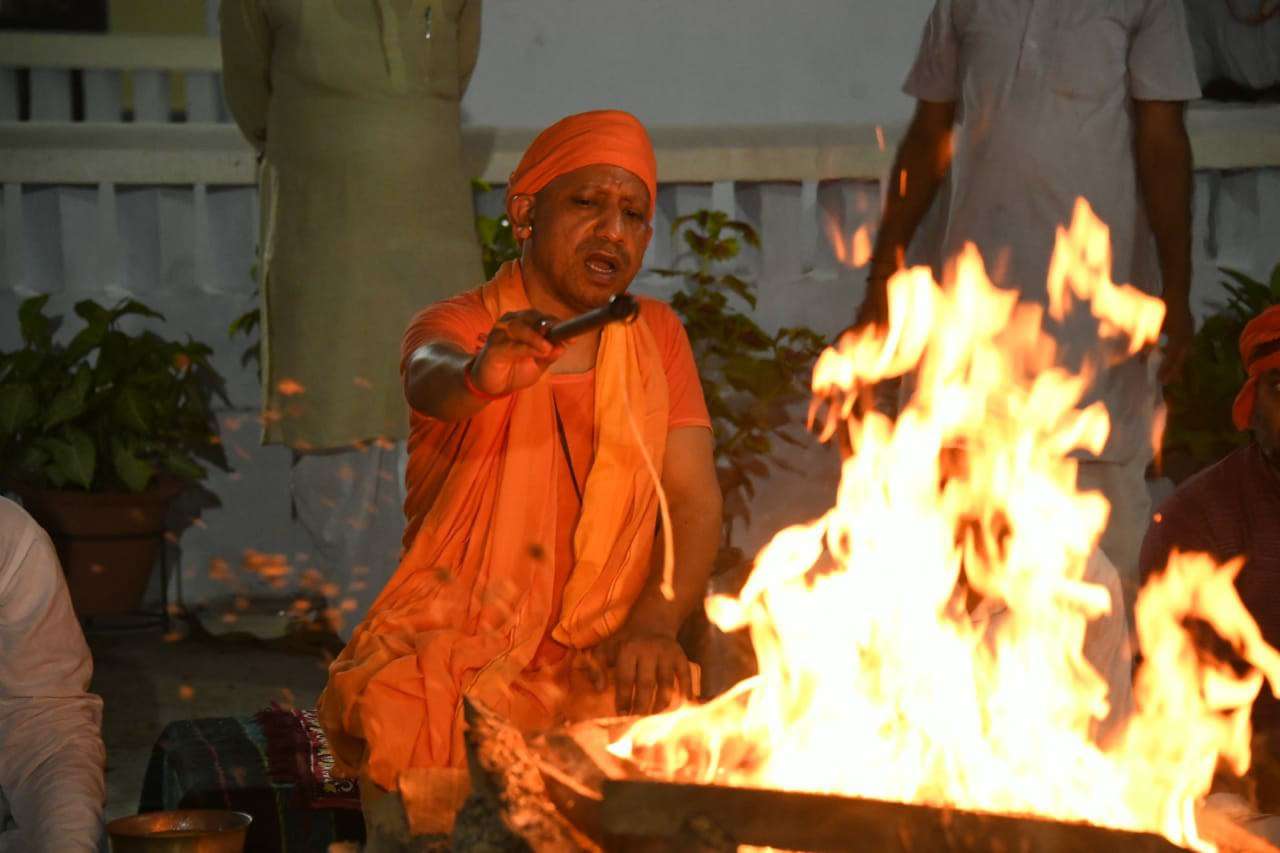 Navratri Puja in Gorakhnath Mandir गोरक्षपीठाधीश्वर ने हवन के बाद रात में किया महानिशा पूजा