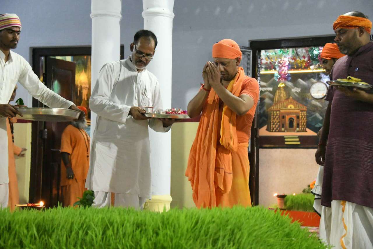 Navratri Puja in Gorakhnath Mandir गोरक्षपीठाधीश्वर ने हवन के बाद रात में किया महानिशा पूजा