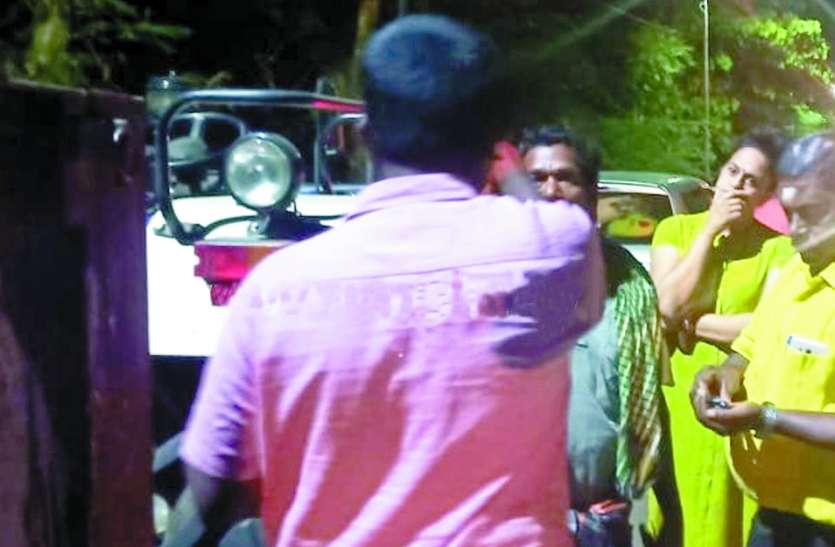 प्लास्टिक कचरे को झील के हवाले करते दो जने दबोचे प्लास्टिक कचरे को झील के हवाले करते दो जने दबोचे