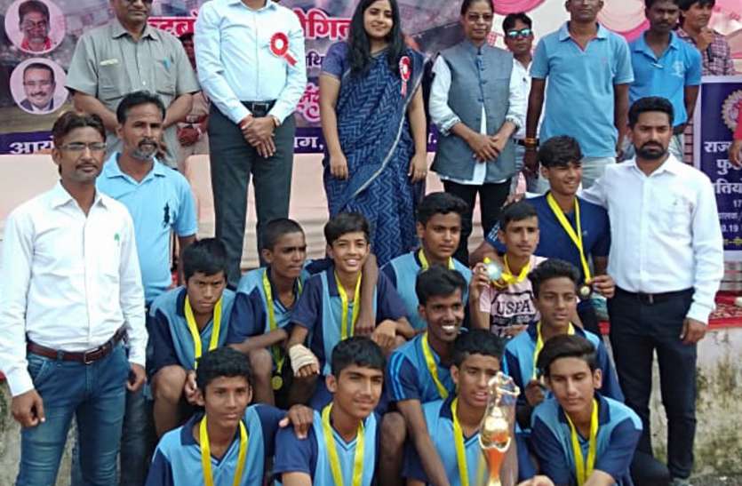 Neemuch Letest School State Football Competition News In Hindi School State Football Competition इंदौर टीम रही राज्यस्तरीय शालेय फुटबॉल विजेता