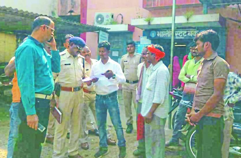 Chhindwara Big carelessness: वाह रे ‘सिस्टम’... खुद के पैसों के लिए मोहताज, बैंक की दहलीज पर तोड़ा दम