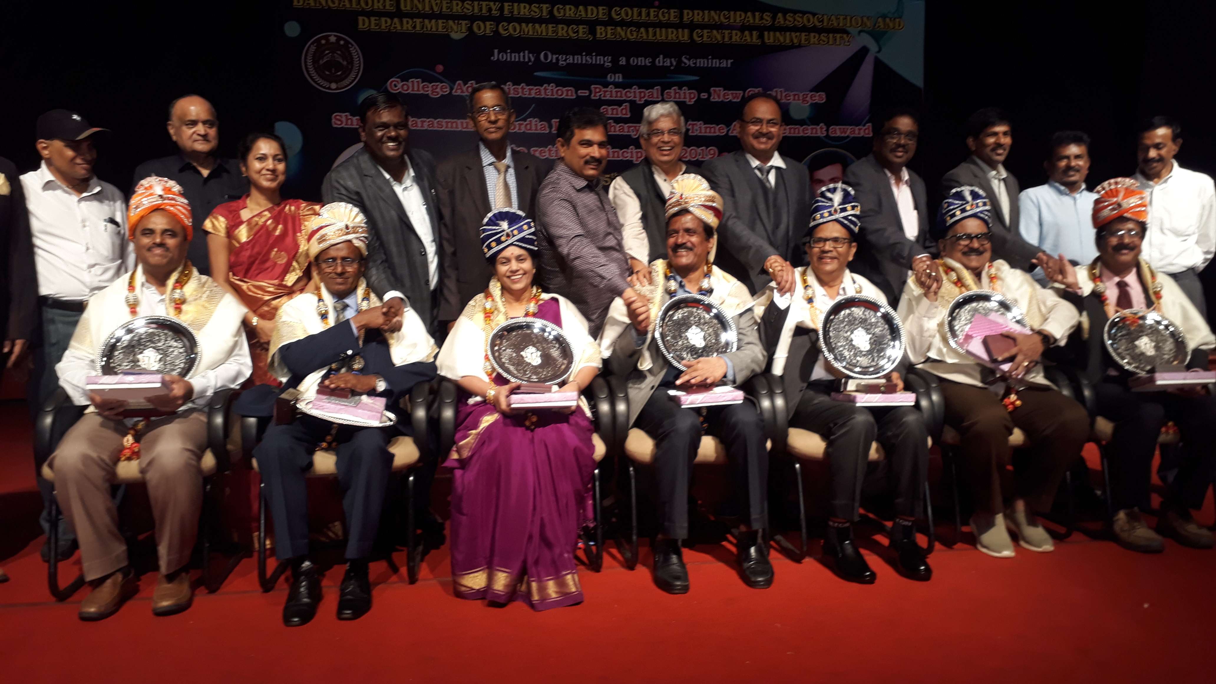 16 पूर्व प्राचार्यों को दिया लाइफटाइम अचीवमेंट अवार्ड