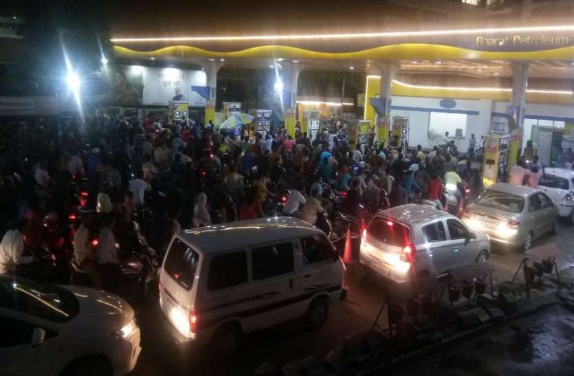 ट्रांसपोर्ट-टैंकर चालकों की दूसरे दिन भी हड़ताल, शहर में बढऩे लगी पेट्रोल पंपों पर लाइनें ट्रांसपोर्ट-टैंकर चालकों की दूसरे दिन भी हड़ताल, शहर में बढऩे लगी पेट्रोल पंपों पर लाइनें