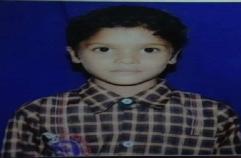 कक्षा 7 के छात्र की गला दबाकर कर हत्या, झाड़ियों में मिला शव कक्षा 7 के छात्र की गला दबाकर कर हत्या, झाड़ियों में मिला शव