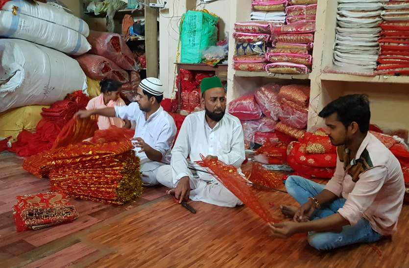 ram_1.jpg ये मुस्लिम परिवार बनाता है माता की चुनरी, 900 परिवारों का चला रहा घर, देखें वीडियो