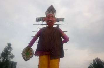 Dussehra 2019 special story 55 साल की महिला बनाती है महोबा का 55 फ़ीट का रावण