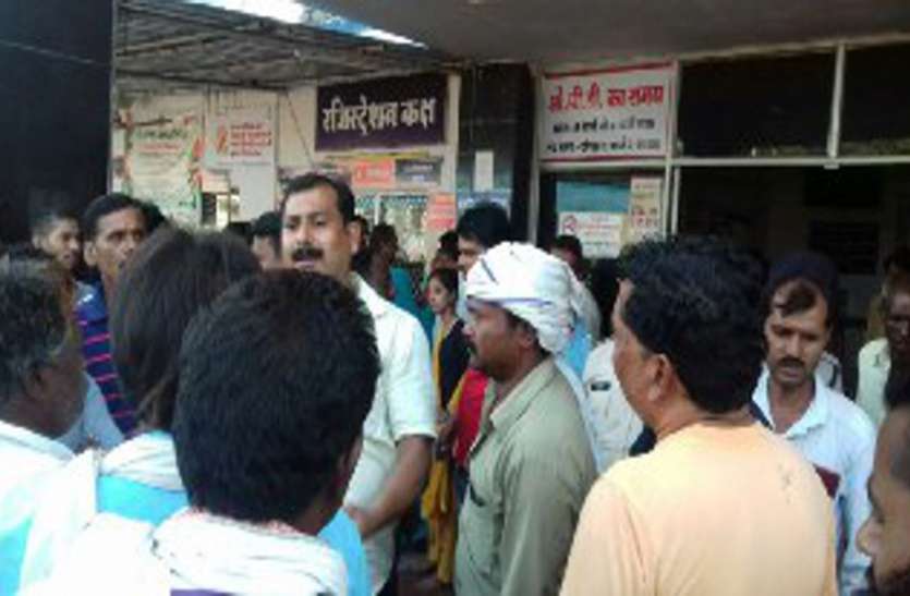 patient Waiting for doctors for three hours तीन घंटे तक करते रहे डॉक्टरों का इंतजार, लापरवाही से मौत, अस्पताल में हंगामा