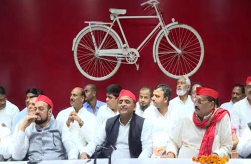 akhilesh अखिलेश का बसपा-कांग्रेस को झटका, रमाकांत के साथ पूर्व सांसद की बहन ने भी सपा की ज्वाइन, आया बड़ा बयान