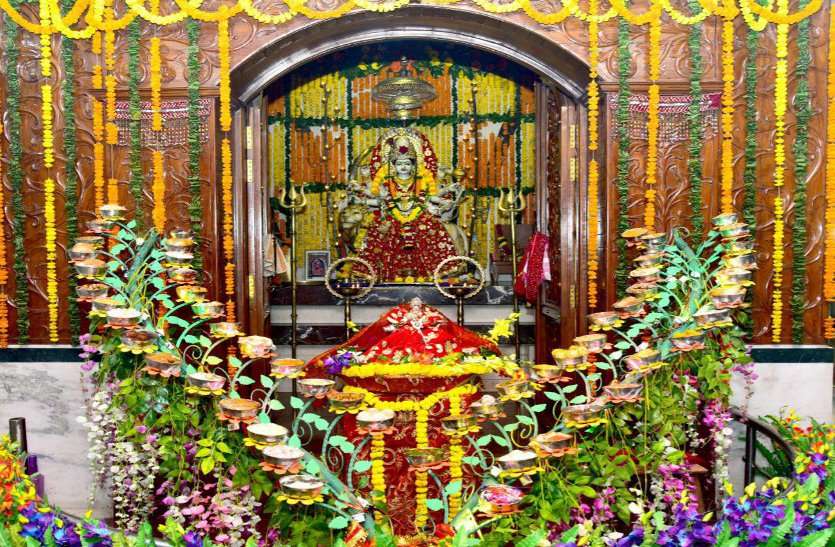 दुर्गा की आराधना के साथ बेटियों को बचाने का भी संदेश, सत्ती चौरा में देवी रूप में 3 हजार कन्याएं करेंगी एक साथ भोज दुर्गा की आराधना के साथ बेटियों को बचाने का भी संदेश, सत्ती चौरा में देवी रूप में 3 हजार कन्याएं करेंगी एक साथ भोज
