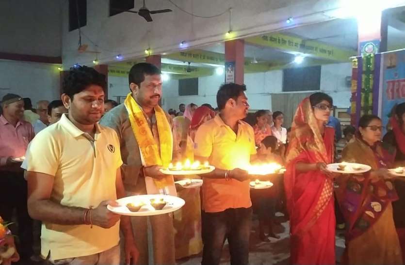1151 lamp lit Mahaarti with bhajan evening in Gayatri temple गायत्री मंदिर में भजन संध्या के साथ 1151 दीपों की हुई महाआरती