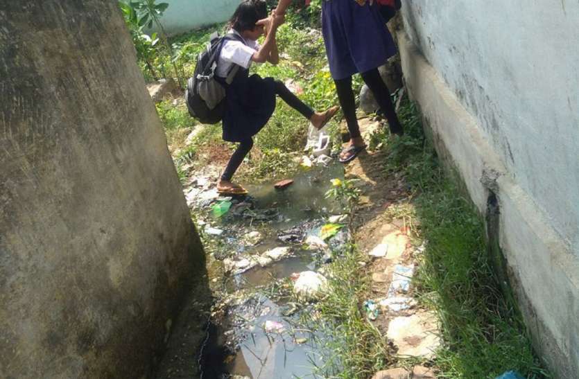 Cleaning of garbage drains not done even after complaint in CM helplin सीएम हेल्प लाइन में शिकायत के बाद भी नहीं की गई कचरे से पटी नालियों की सफाई