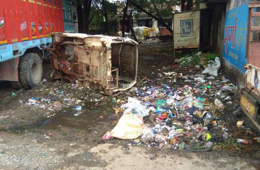 Government primary practice of the city in the grip of dirt गंदगी की चपेट में शहर की शासकीय प्राथमिक अभ्यास शाला कोटहा