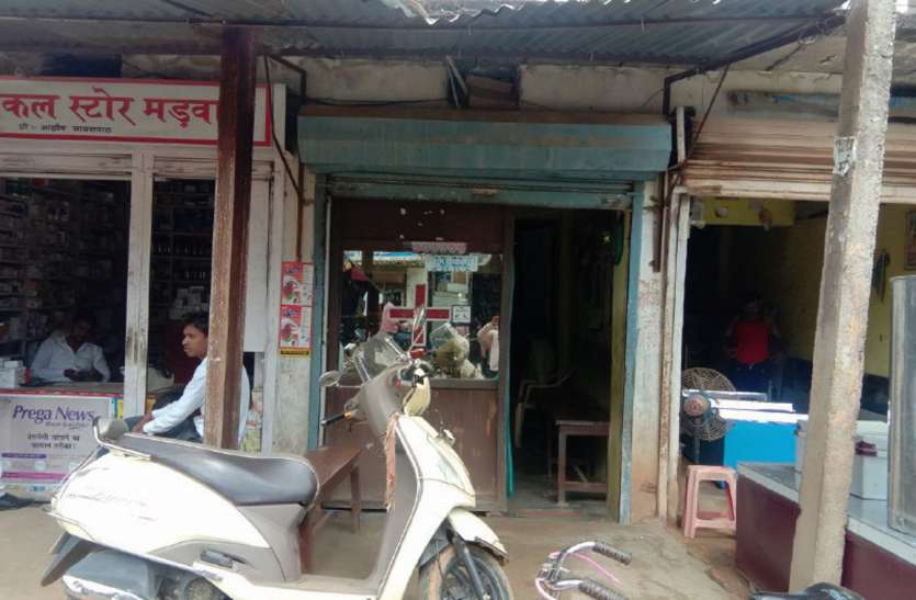 Junk shop doctors in Madwas area मड़वास अंचल में झोलाछाप चिकित्सकों का सजी दुकानें