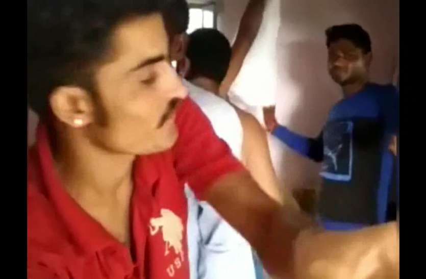 viral video :वन चौकी में शराब पार्टी viral video :वन चौकी में शराब पार्टी
